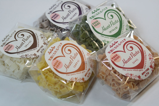 新潟県産の米粉を約30％練りこんで作ったハート型のショートパスタ「笑顔になれるパスタ」
種類は「プレーン」「トマト」「ほうれん草」「カボチャ」「むらさき芋」