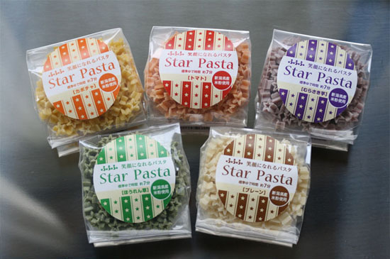 新潟県産の米粉を約30％練りこんで作った星型のショートパスタ「笑顔になれるパスタ」
「プレーン」「トマト」「ほうれん草」「カボチャ」「むらさき芋」の全５種類